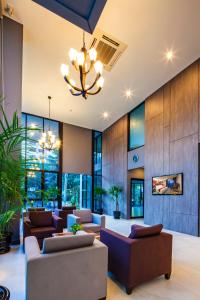 曼谷曼谷叻抛利沃特尔酒店的带沙发和吊灯的客厅