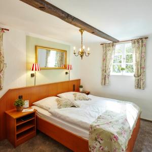 Niederhaverbeck哈瓦贝克霍夫乡村别墅酒店的一间卧室设有一张大床和一个窗户。