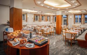 帕绍中庭盖尔尼酒店的餐厅设有桌椅,并展示食物
