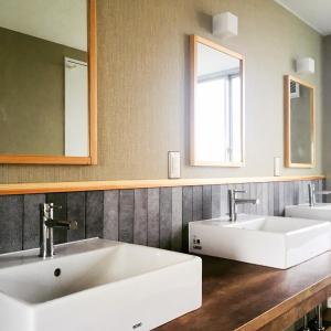 高知En Hostel & Bar的浴室设有2个水槽和2面镜子