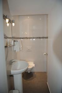 阿雅克修Hotel du Palais的白色的浴室设有水槽和卫生间。