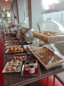 科普日夫尼采奥林匹亚酒店的包括不同种类糕点和甜点的自助餐