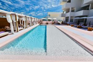 圣安东尼奥湾Paradiso Ibiza Art Hotel - Adults Only的一个带椅子的游泳池和一间酒店