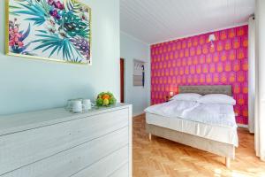 索波特Meduza Sopot的一间卧室设有一张床和色彩缤纷的墙壁