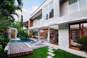 塞米亚克4BR Villa Minggu - Minggu Villas Seminyak的享有带游泳池的外部景致