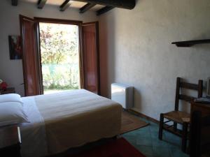 琴托勒普莱比安卡旅馆的卧室配有白色的床和窗户。