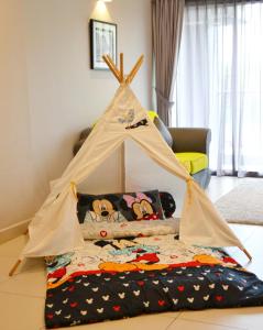 怡保梅鲁谷度假村梅鲁套房公寓的客厅里的一张长锥形床