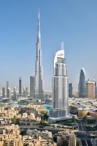迪拜迪拜市中心地标酒店的城市景观,高耸的摩天大楼
