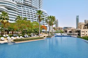 迪拜市中心地标酒店内部或周边的泳池