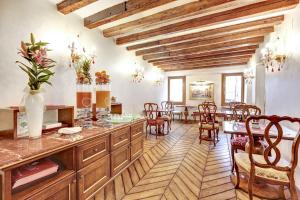 威尼斯卡萨诺瓦酒店的一间带木制橱柜的厨房和一间带桌子的用餐室