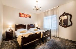 托伦格泰科酒店的一间卧室配有两张床和镜子