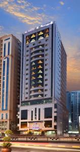 沙迦阿尔哈亚特套房酒店的一座城市里灯火通明的大建筑