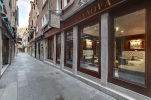 威尼斯卡萨诺瓦酒店的一条空荡荡荡的城市街道,街上有很多商店