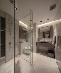 新加坡Le Grove Serviced Residences的一间带玻璃淋浴和卫生间的浴室