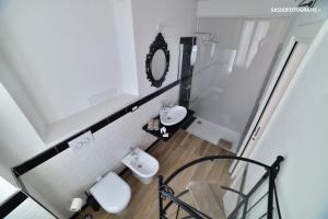 瓦里格提Suite Varigotti的浴室设有2个白色水槽和镜子