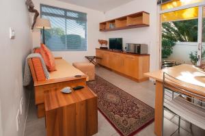 圣弗朗西斯湾Palamos on Sea的客厅配有沙发和桌子