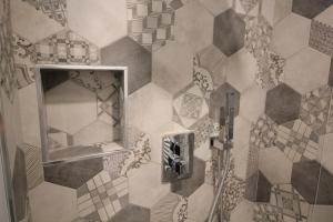 里瓦利古雷Del Prado的一间带镜子和瓷砖墙的浴室