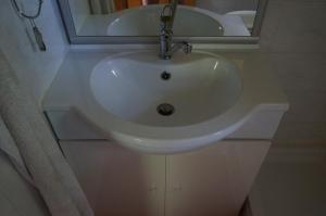 卢斯Na Rebri的浴室设有白色水槽和镜子