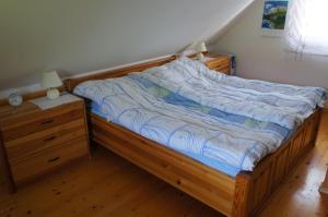 卢斯Na Rebri的一间卧室配有一张木架床和梳妆台。