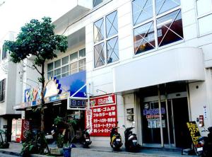 石垣岛石垣岛美宿酒店的停在前面的摩托车建筑