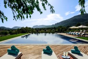 埃斯卡普德拉Castell Son Claret - The Leading Hotels of the World的山景游泳池