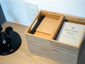 熊本雷斯特斯住宿酒店的桌子上装有笔的木箱