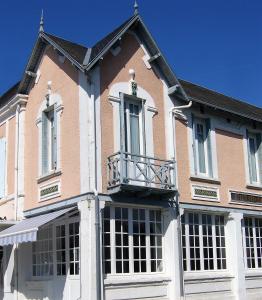 沙特拉永普拉日The Originals Boutique, Hôtel Victoria, Châtelaillon-Plage的一座大型砖砌建筑,上面设有阳台