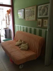 毕博纳的码头Marina Di Bibbona的一张沙发,上面有两个枕头