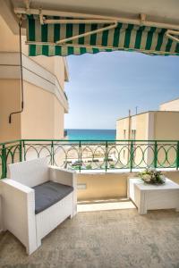 加利波利B&B Bellavista Gallipoli的阳台配有沙发,享有海景。