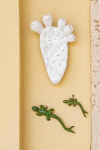 加利波利B&B Bellavista Gallipoli的绿色支架的白色天使墙