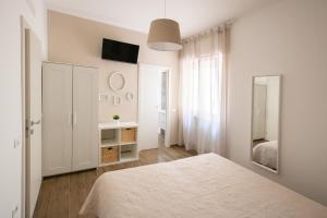 加利波利B&B Bellavista Gallipoli的白色卧室配有床和镜子