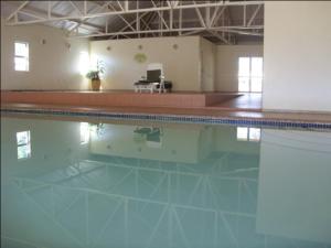 Ethels DriveEzulwini Berg Resort的水中反射的游泳池