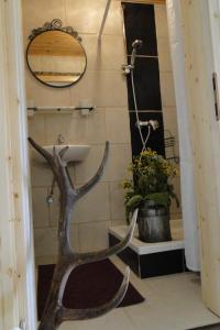 帕尔福林塔维恩公寓的浴室设有水槽、镜子和植物