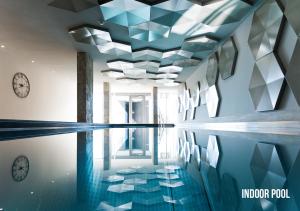 拉绍德封勒安德瑞兹大酒店的游泳池的图象,带有天花板