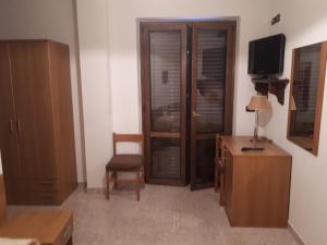 Laino BorgoHotel Edelweiss的客厅配有木柜和电视