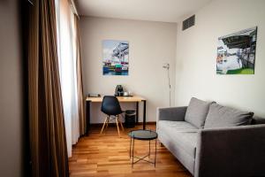 巴塞尔Royal Hotel - Urban Living的带沙发和书桌的客厅