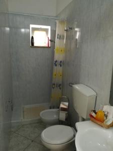 圣埃拉莫因科莱B&B Villa Paradiso的浴室配有白色卫生间和淋浴。