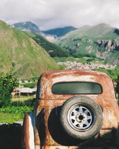 卡兹贝吉Kazbegi Guide的坐在山顶的一辆旧车