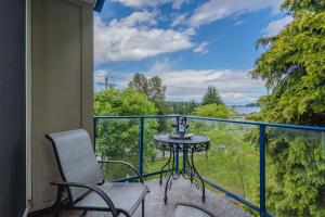 纳奈莫Luxury Penthouse Downtown Nanaimo的设有一个配有桌椅并享有美景的阳台。
