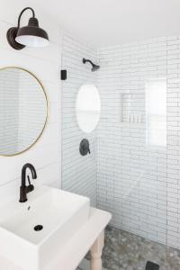 法尔茅斯The Coonamessett的白色的浴室设有水槽和镜子