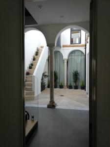 科尔多瓦Patio de la Escalera - Agustín Moreno 46的走廊上设有楼梯和镜子,享有风景