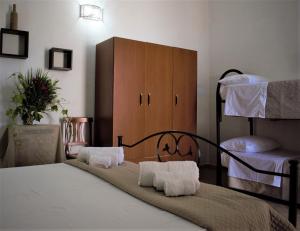 弗兰卡维拉丰塔纳Monteciminiello的一间卧室配有一张床和一张双层床。