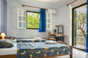 AnomeriáApartment Voula Myrtos的一间卧室设有两张床和窗户。