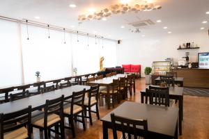 首尔拉维塔酒店 的用餐室设有桌椅和窗户。
