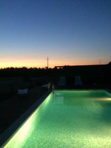 梅利迪什Monte Loureiro-caveira的日落前带灯的大型游泳池