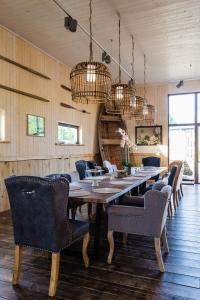 KoguvaBottengarn Boutique Guesthouse的一间带长桌和椅子的用餐室