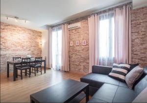 巴塞罗那中心公寓的客厅配有沙发和桌子