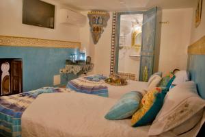 得土安Riad Las Mil y una Noches Tetuan的一间卧室配有一张大床和枕头