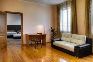 阿拉木图萨多瓦娅酒店的客厅配有沙发和桌子