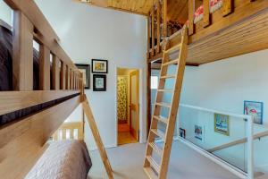 哥德伍德Snowbird Condo #170-D的一间卧室设有两张双层床和梯子